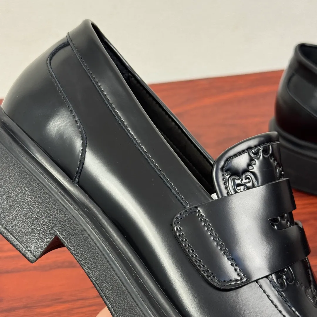 Batch 800 Gucci/Gucci new men's loafers with GG details, thick-soled slip-ons! The design of this men's lace-up shoe is rooted in the brand's heritage. It is carefully crafted from high-quality calfskin/open-edge beaded cowhide/suede cowhide. It is made of various leather types and is embellished with GG printed embossed suede leather details, which pays homage to Gucci's classic monogram. The rubber sole with GG pattern adds a modern touch to the design. Classic and simple sponge cake style design. European and American classic version, full calfskin lining. The overall upper texture is soft. The lining is comfortable and breathable. 2CM thickened soft rubber sole, easy to control. Versatile and stylish on the foot. Available in multiple colors to meet different matching needs. Full package! Size: 39-40-41-42-43-44 Leather shoe size (can be customized to 38.45.46) Item number: 7826 Loafers Open edge beads